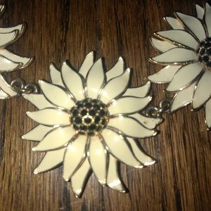 kate spade Jewelry - Kate Spade Gold Daisy Sunflower Necklace kate spade Jewelry - Kate Spade Gold Daisy Sunflower Necklace